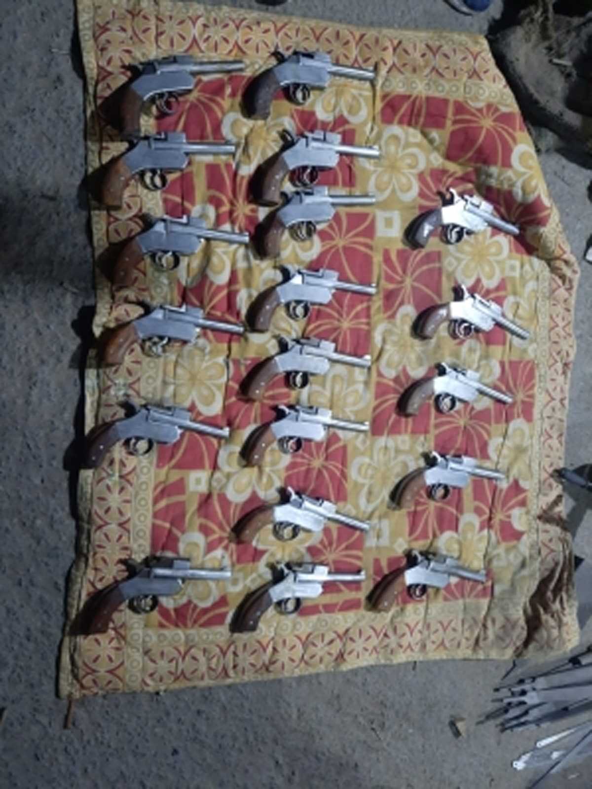 मेरठ में अवैध हथियार बनाने की फैक्ट्री का भंडाफोड़, बाप-बेटा गिरफ्तार